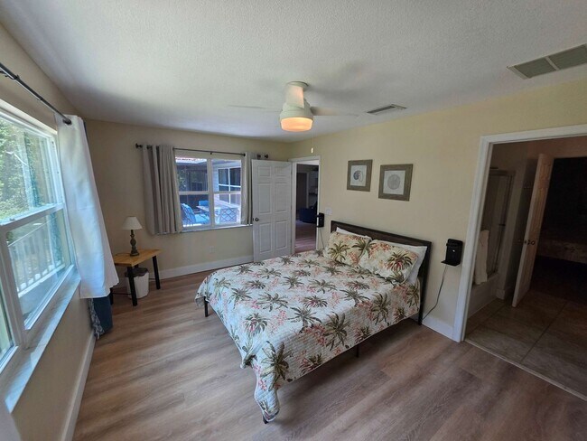 Building Photo - Vacation Home- on the Lake