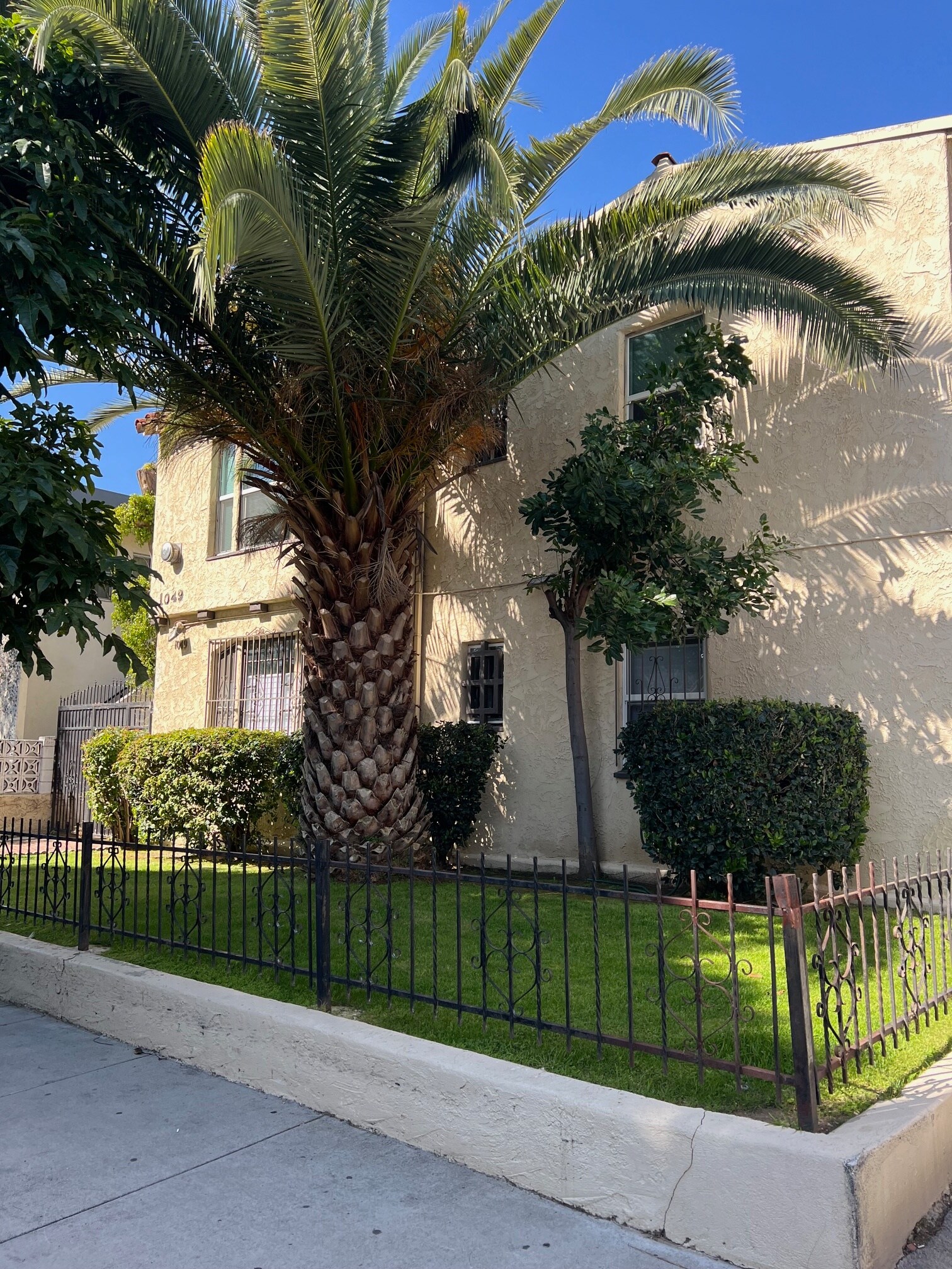Building Photo - 1049 N Stanley Ave