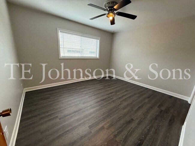 Building Photo - 2 Bedroom Salem View Apartment!