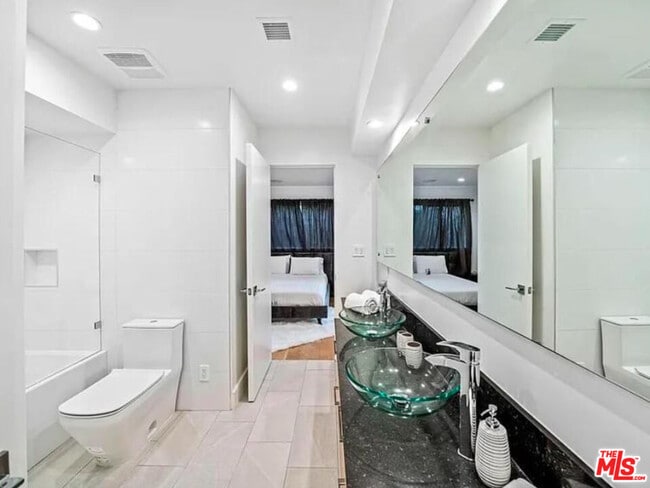 Building Photo - 1445 N Martel Ave