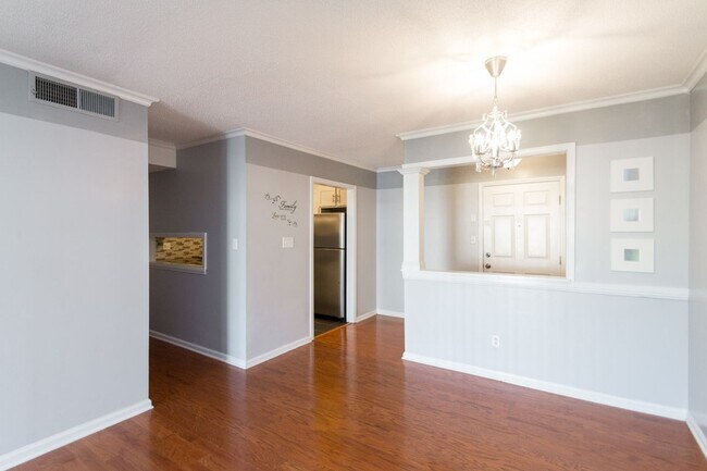 Building Photo - Pool View Condo Available!