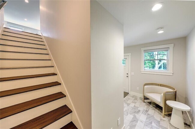 Building Photo - 137 Rosebriar Ave