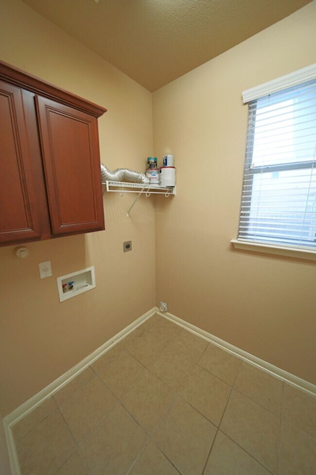 Building Photo - Beautiful Home Now Available in the Covete...