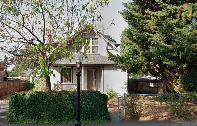 Building Photo - 506 S Naches Ave