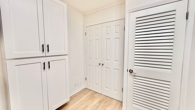 Building Photo - Beautiful Remodeled Upstairs Unit in Heart of Fallbrook with Laundry in Unit and Private Off-Stre...