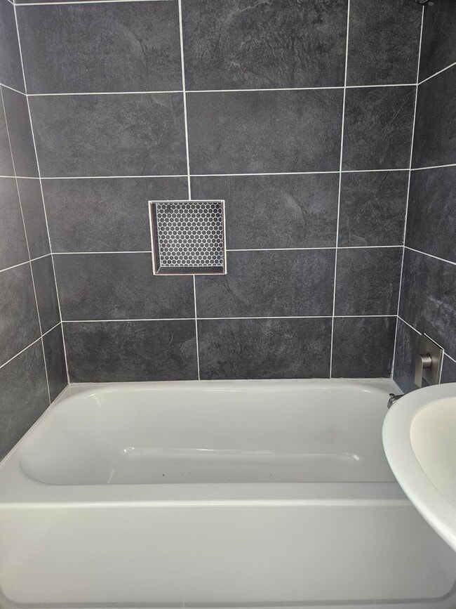 Building Photo - 3 bedroom 2 bath home