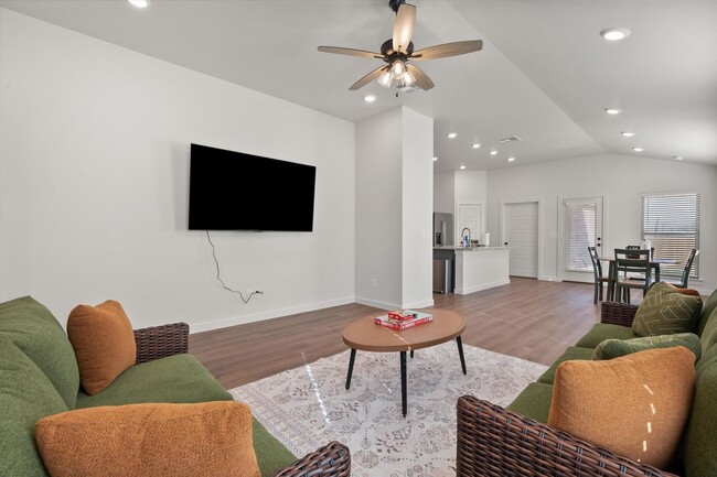 Building Photo - More Space, More Style, Welcome to 2507 Kenwood!