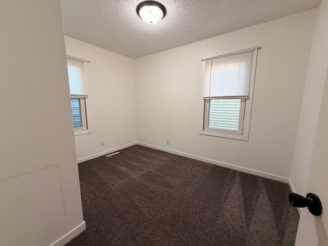 Building Photo - Cute 2 bedroom $795 per month