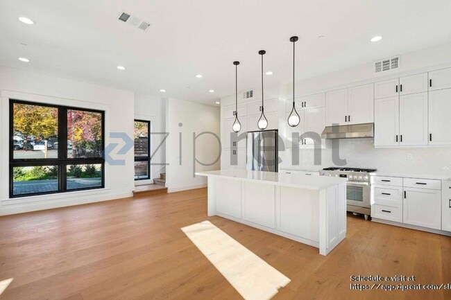 Building Photo - 1028 Brown Ave