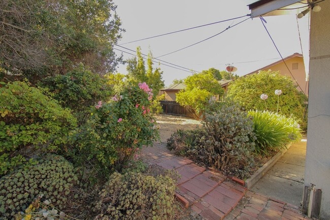 Building Photo - 4 Bedroom House with Large Backyard Near Cal Poly