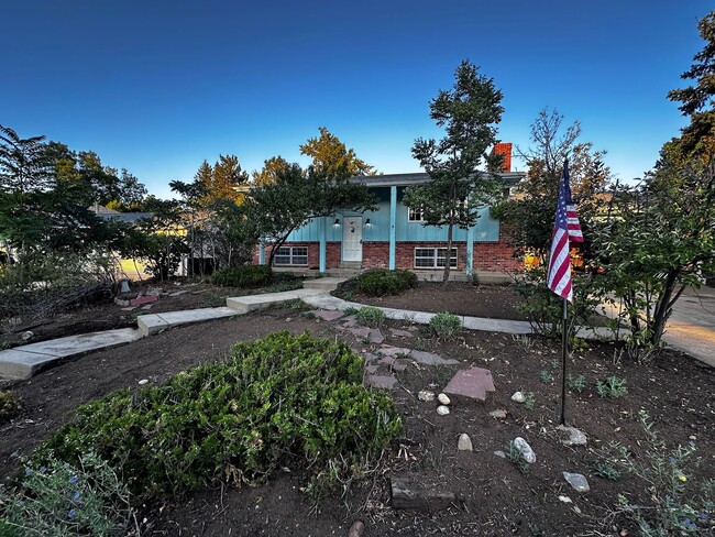 Primary Photo - Charming 4-Bedroom, 2-Bath Home in Boulder...