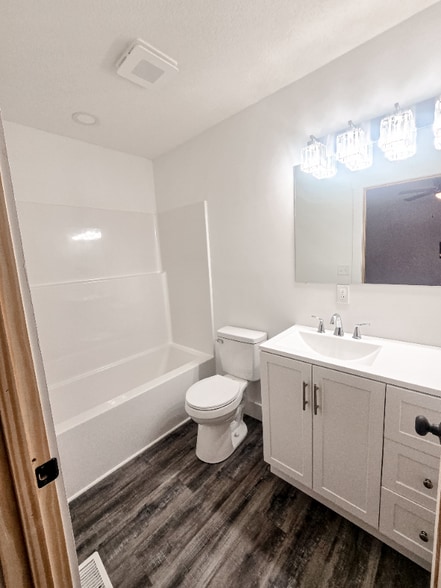 Building Photo - 120 Ivy Trce