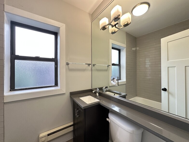 Building Photo - 722 W Brompton