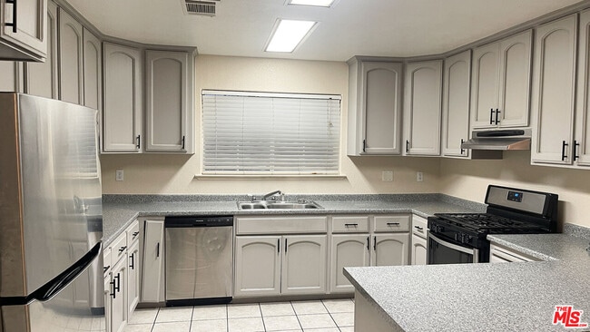 Building Photo - 114 W 13th St