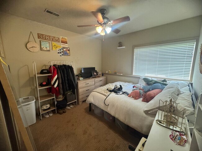 Building Photo - 201 E 19th St