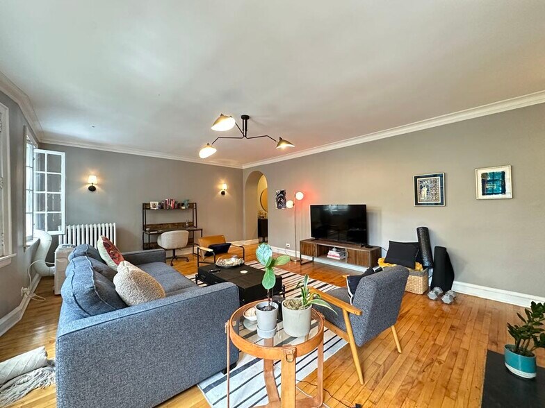 Building Photo - 5516 N Kenmore Ave