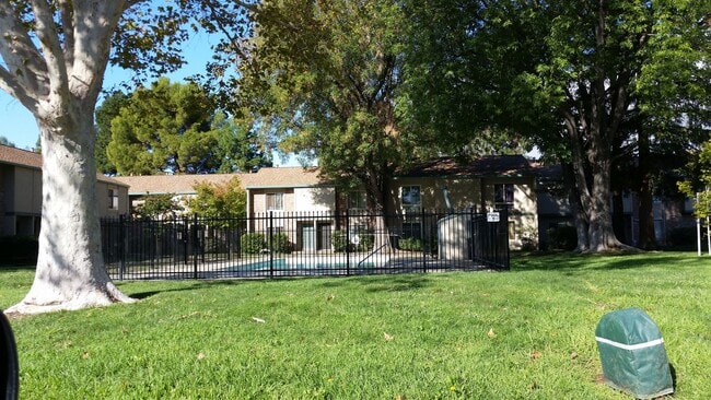 Building Photo - Lovely updated 3 bedroom, 2 bath condo