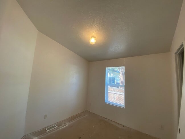 Building Photo - Cute and Cozy Home in SW Bend, Large, full...