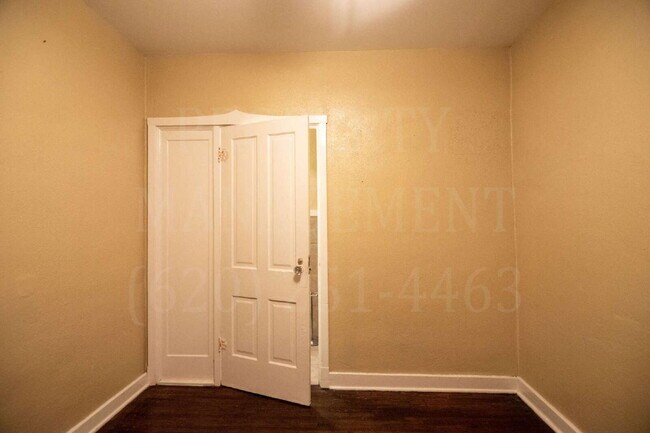 Building Photo - Cute Upstairs 2-Bed Apartment located down...