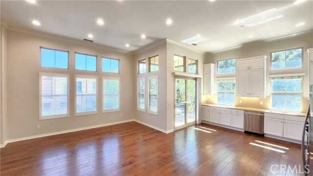Building Photo - 22 Ovation
