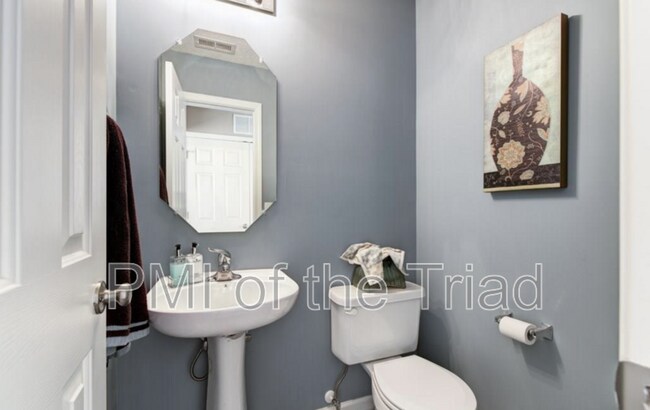 Building Photo - 116 Breezeway Ln