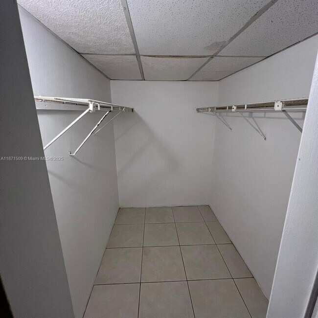 Building Photo - 600 Village Green Ct