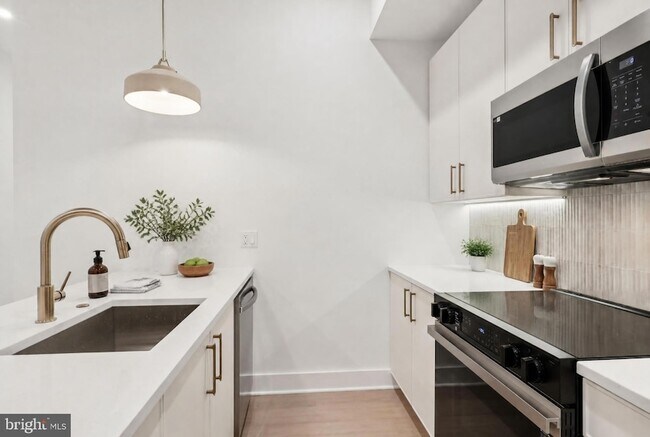 Building Photo - 30 W Allens Ln