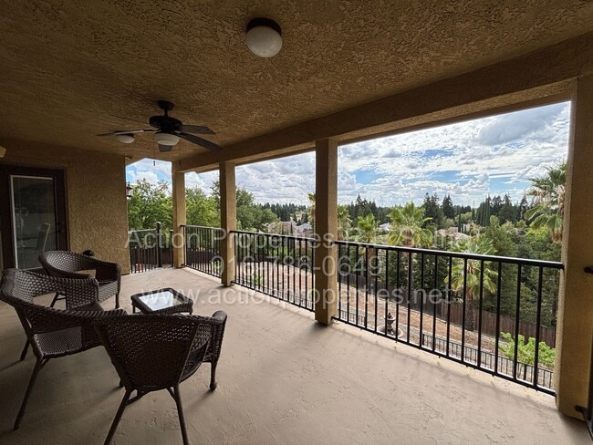 Building Photo - Gorgeous Villa - 3 Bed, 2.5 Bath - Beautiful Views - Highly Desirable Neighborhood!