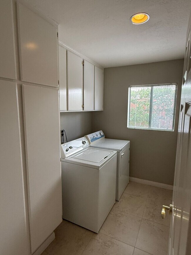 Building Photo - Charming 5 bed/3 bath in Carmel Valley