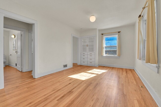 Building Photo - $2,600.00, 1 bed + non-conforming room, 1 ...