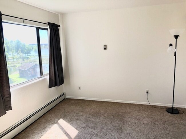 Building Photo - One Bedroom Lakefront Condo with Garage