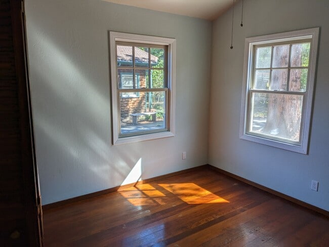 Building Photo - Stunning 1-bed, 1-bath Detached Cottage in...