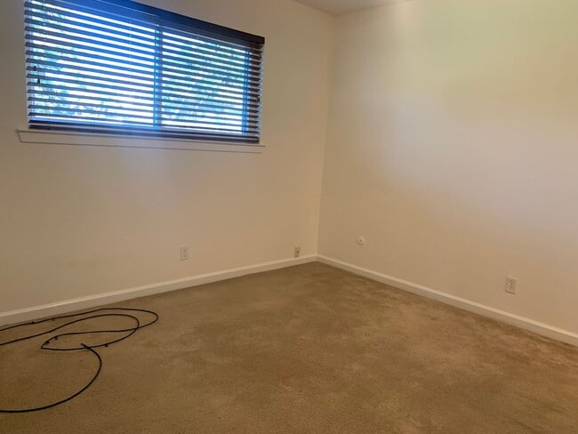 Building Photo - 3 bedroom 2 bath home with HUGE yard in Orangevale