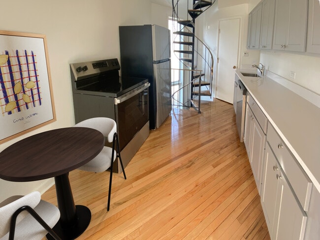 Building Photo - 2644 Green Bay Rd