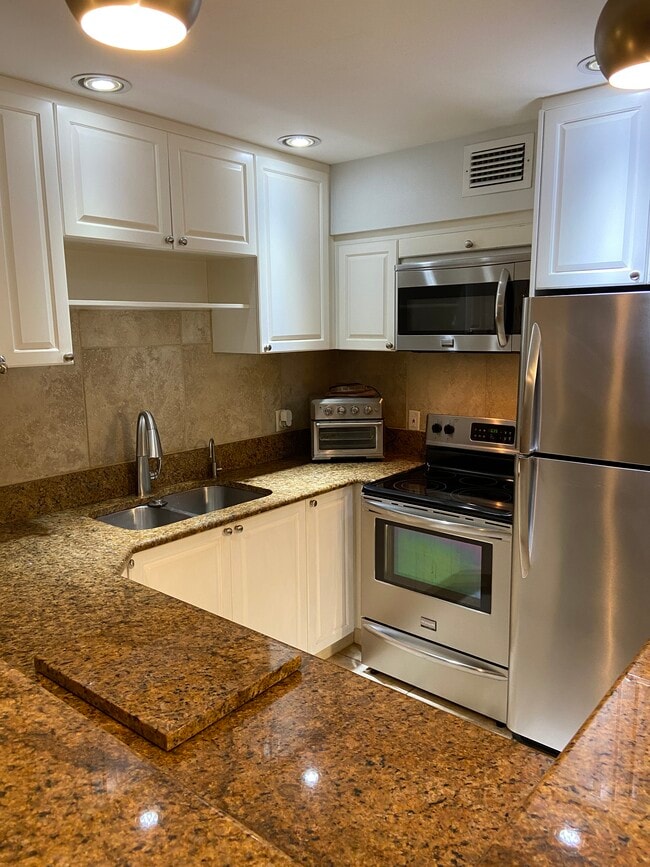 Building Photo - 706 SE 2nd Ave