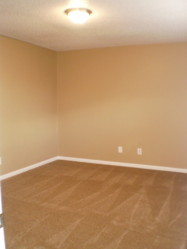 Building Photo - NICE--2 Bedroom 1.5 Bath Townhouse WEST of...