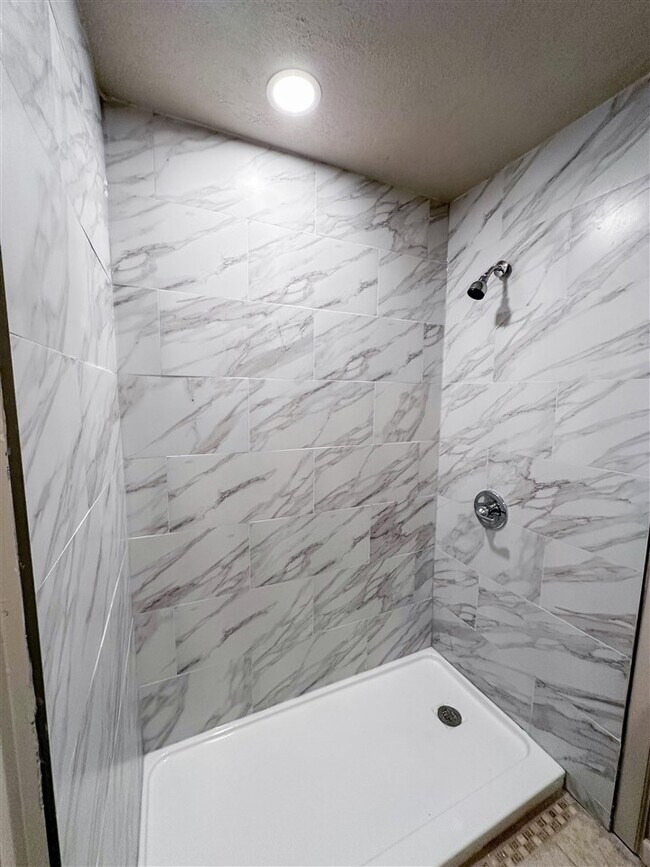 Building Photo - 7603 NW Andrews Ave