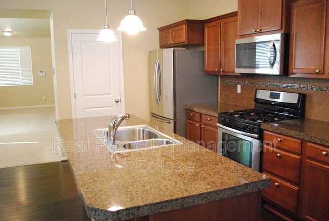 Building Photo - 10707 Ross Rd