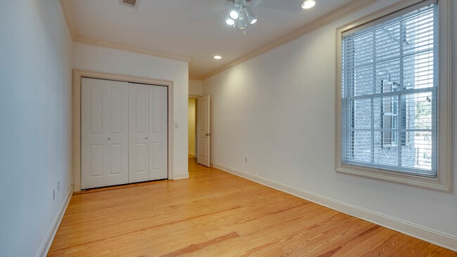 Building Photo - 407 E Hull St