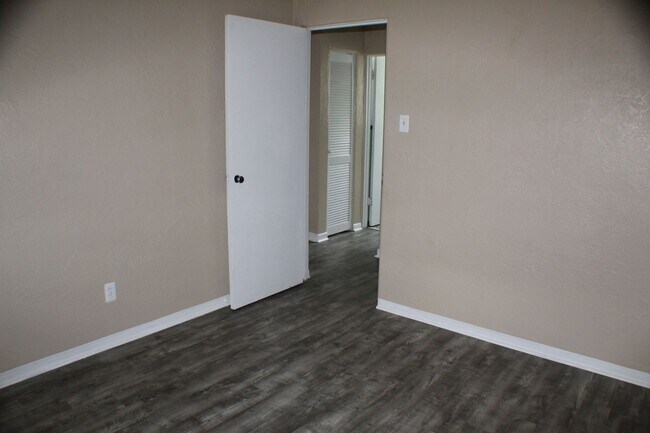 Building Photo - 3 bedroom home with fenced in yard!