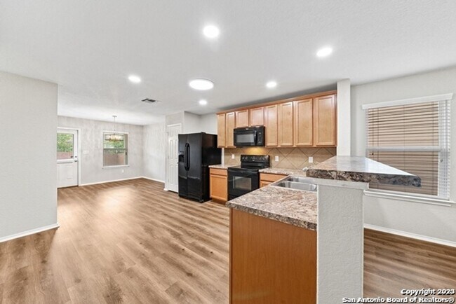 Building Photo - 3 Bedroom/2 Bath Silver Canyon Subdivision