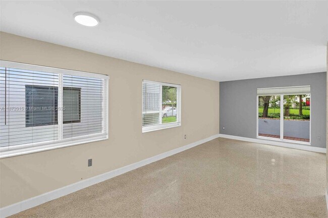 Building Photo - 537 Menendez Ave