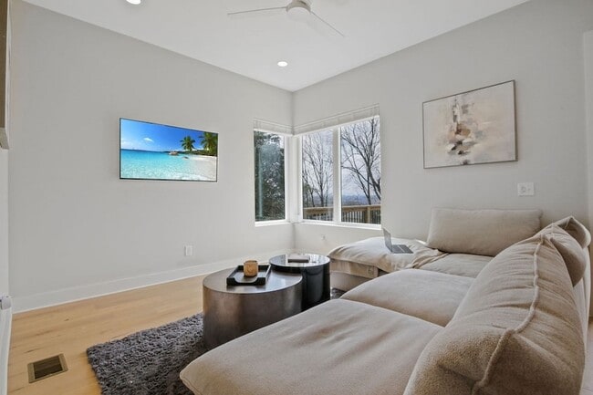 Building Photo - 2306 Ilolo St