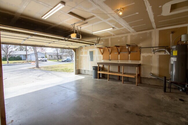 Building Photo - MOVE IN SPECIAL IF YOU SIGN LEASE BY 4/15/2026!!!!!!! Newly Updated 3/2 Home in SW Redmond