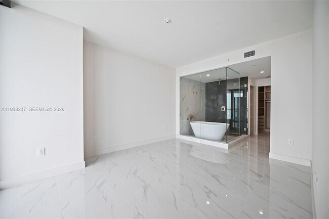 Building Photo - 700 NE 24th St