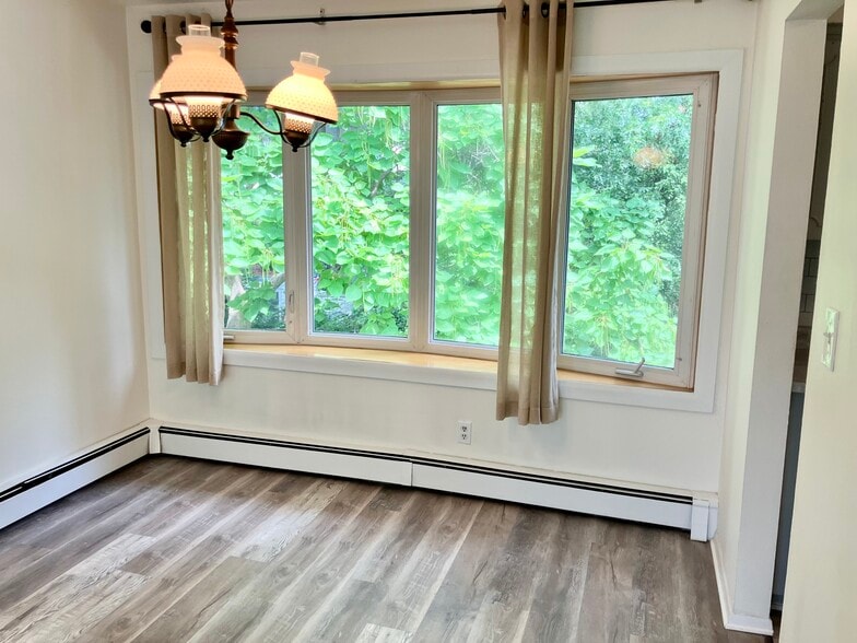 Dining area - 141 Dunbar Ave