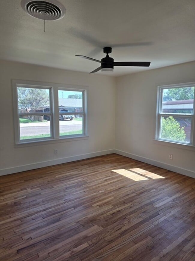 Building Photo - Beautifully Remodeled 3 bedroom Rental in ...