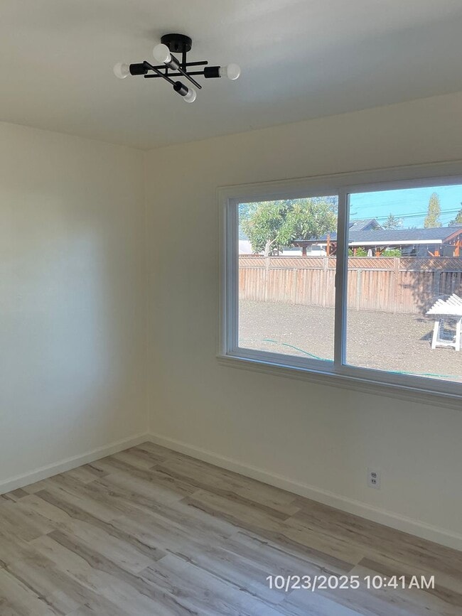 Building Photo - Refreshed 3 Bedroom