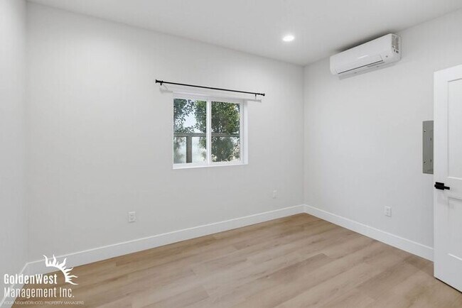 Building Photo - Beautifully Updated 1Bdm 1Ba Apartment with Private Rooftop Deck & Stunning Views!