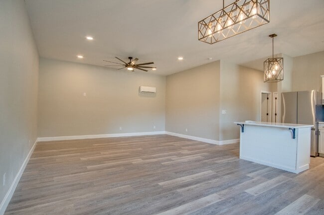Building Photo - Modern 2 Bedroom Home Minutes from Downtow...